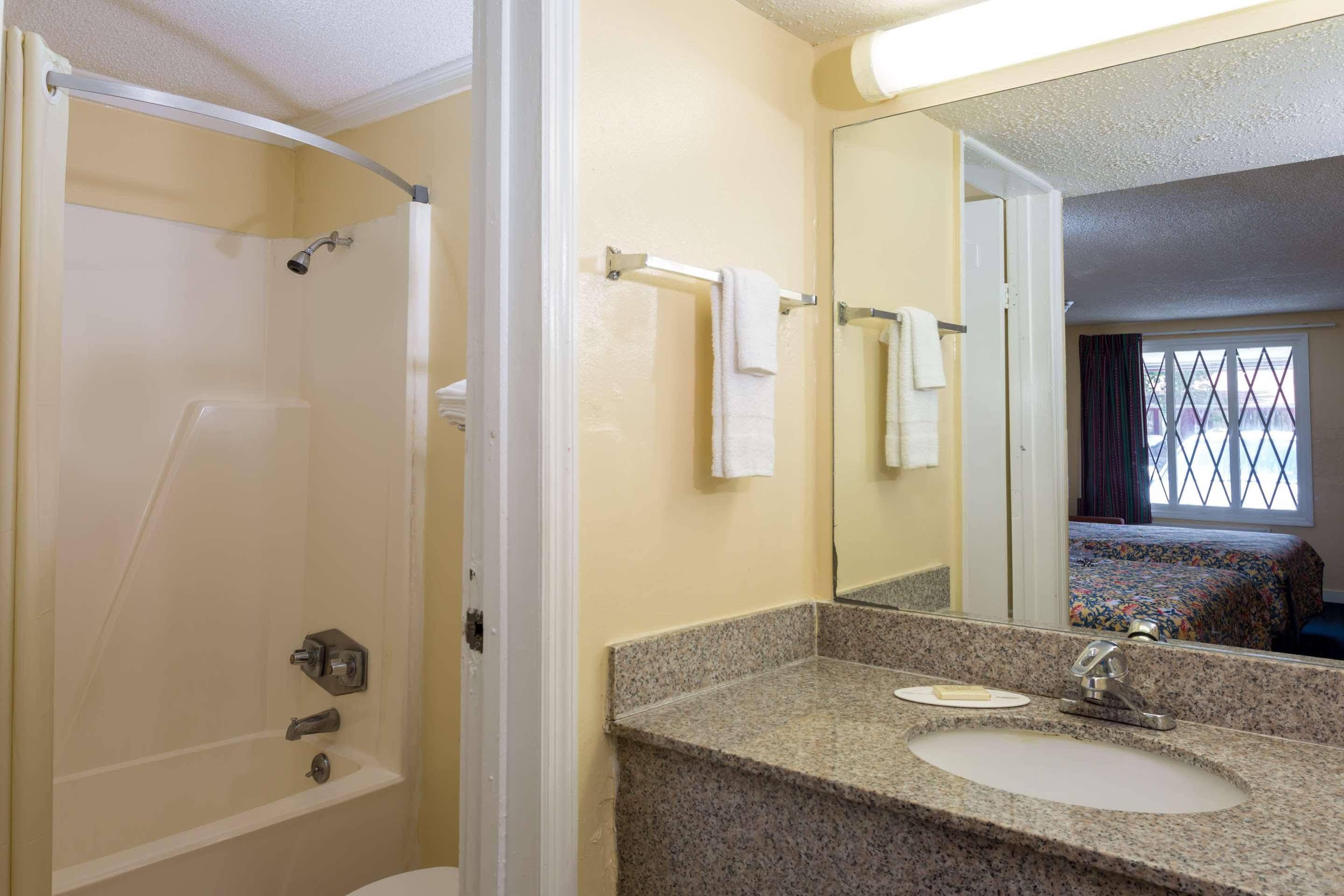 Knights Inn Norcross Bagian luar foto