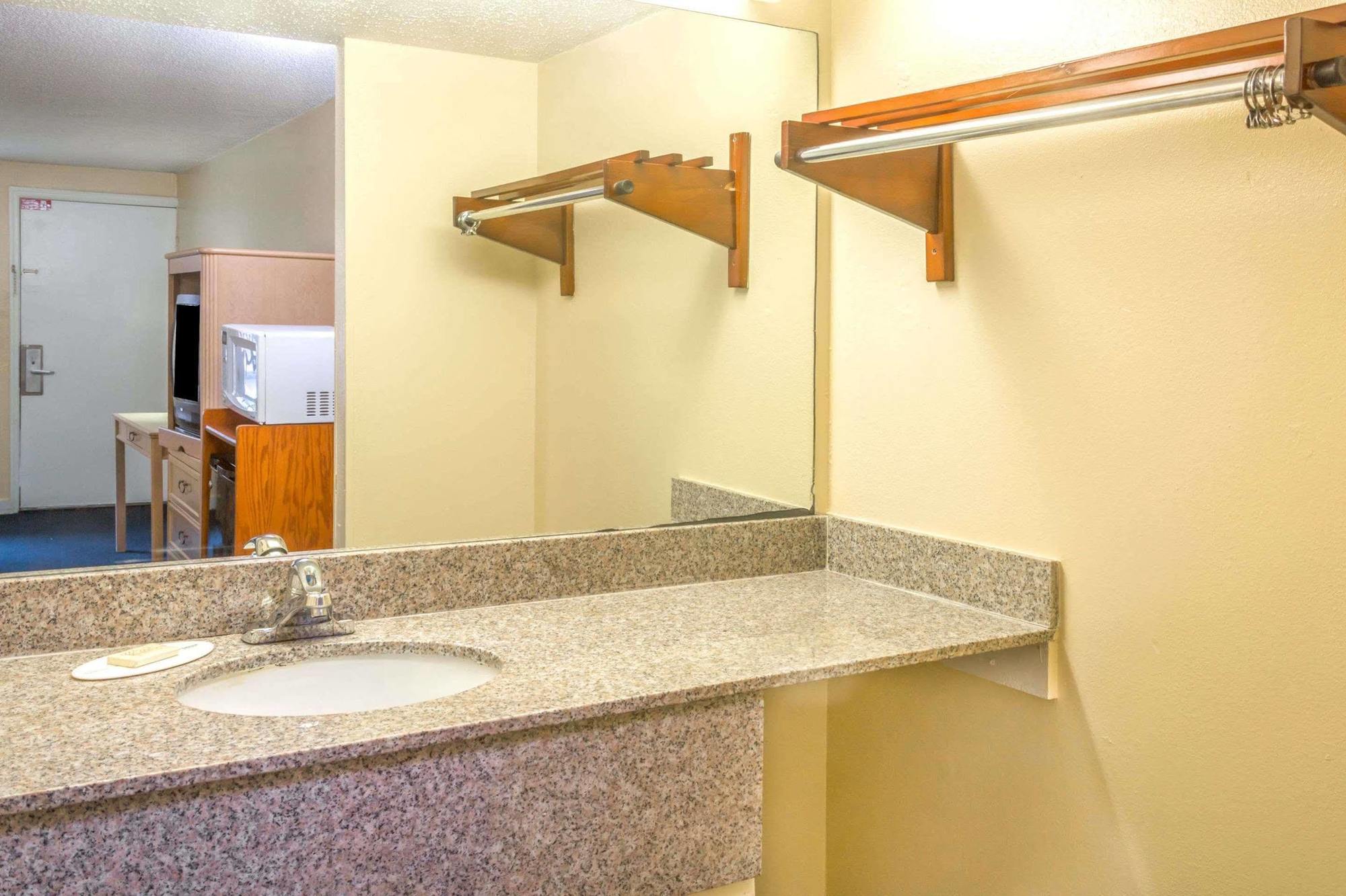 Knights Inn Norcross Bagian luar foto